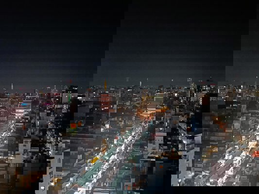 Vue de nuit de la rue Nakamise