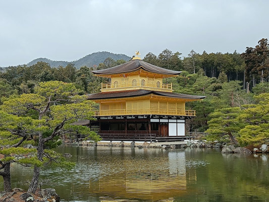Tradition avec le Pavillon d'Or de Kyôto