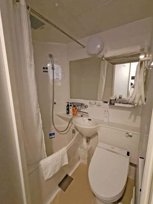 Salle de bain d'un hôtel économique