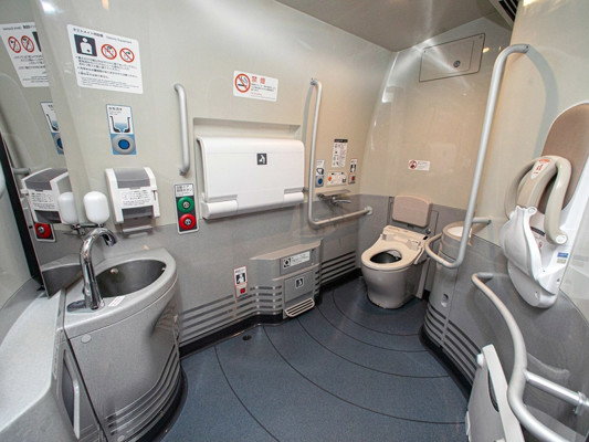 Toilette dans un Shinkansen (photo panorama)