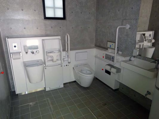 Intérieur des toilettes publiques d'un parc