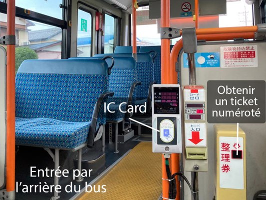 Machines à l'entrée arrière du bus