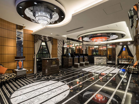 Accueil clinquant de l'hôtel APA Ueno Ekiminami