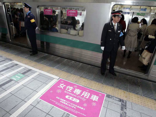 Indication au sol des rames réservées aux femmes