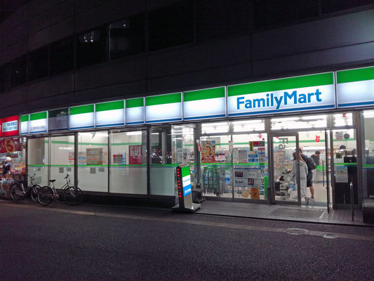 Devanture d'un FamilyMart