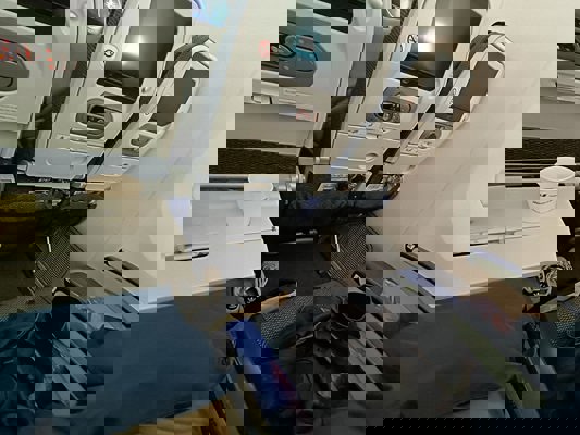 Place disponible devant les sièges (ANA)