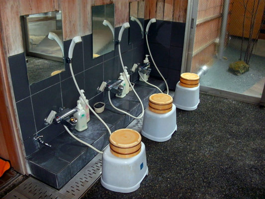 Espace douche avant le onsen