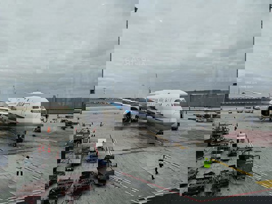 Avion en attente d'embarquement