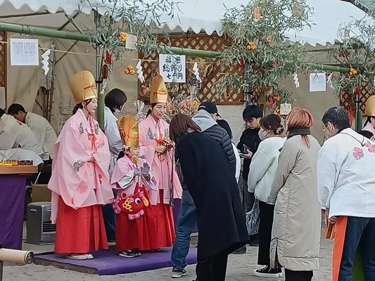 Fêtes dans un temple de campagne