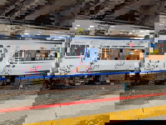 Shinkansen Haruka aux couleurs d'Hello Kitty