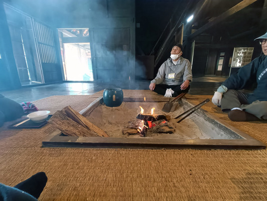 Conteur autour du feu (Irori)