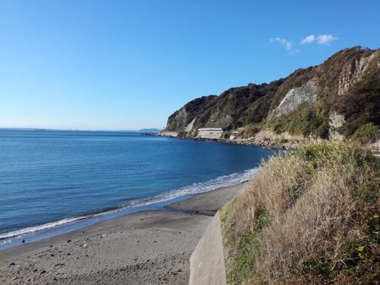 Plage au pied du mont Nokogiri