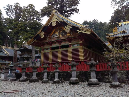 Sanjinko avec les sculptures d'éléphants