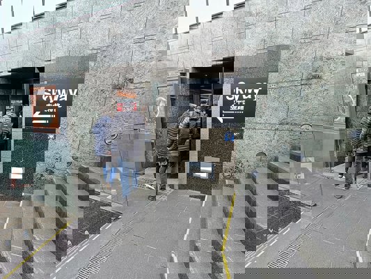 Porte d'acc&egrave;s au Skyway dans les escaliers