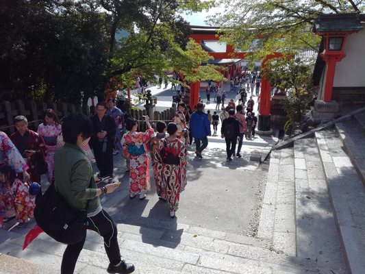 Visiteurs en tenue traditionelle