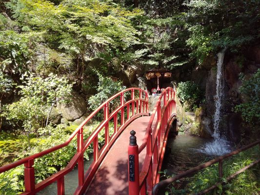Pont rouge avec cascade