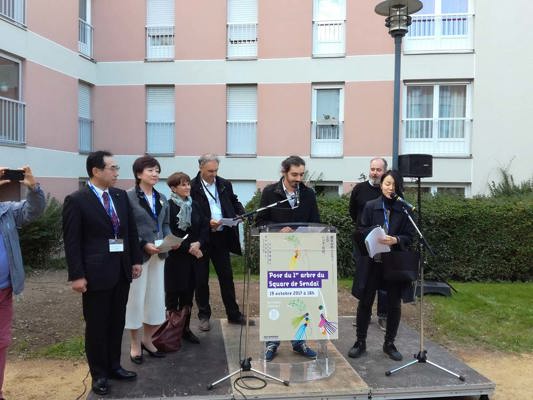 Délégation de Sendai et de Rennes dans le square