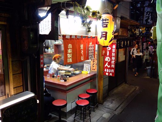 Restaurant typique avec quelques sièges débordant sur la rue