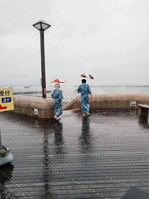Clients se dirigeant vers la plage