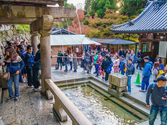 Sous la cascade d'Otowa