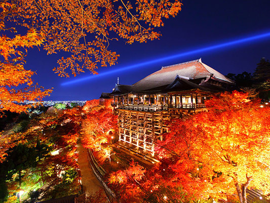 Kiyomizu-dera le soir en automne