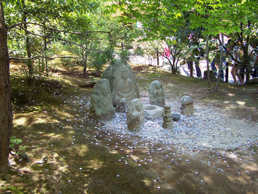 Bouddha dans le jardin du Kinkaku-ji