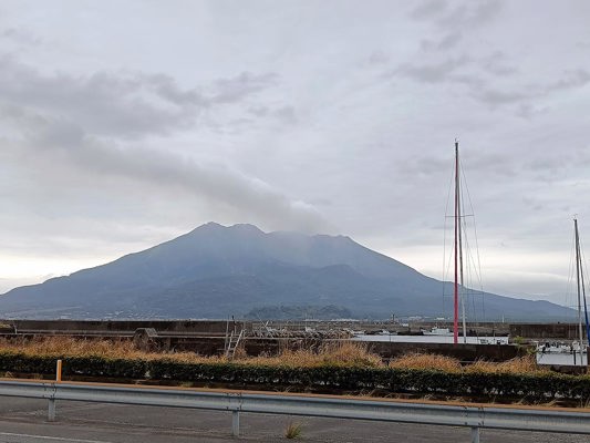 Sakurajima depuis le bord de mer