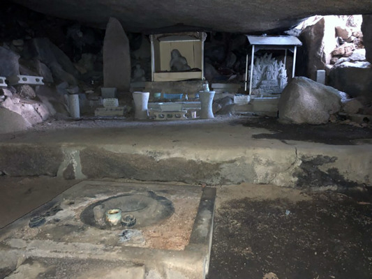 Intérieur de la grotte d'Iwayatasishi / 岩屋大師