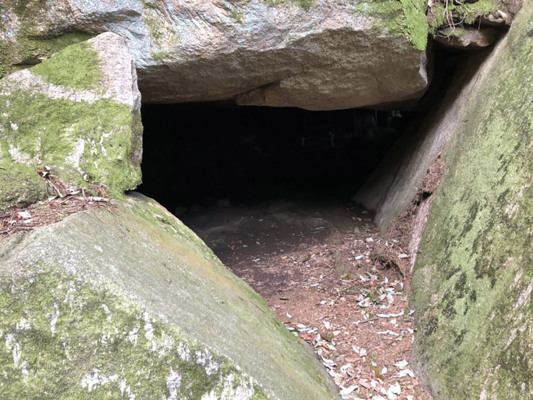 Entrée de la grotte d'Iwayatasishi / 岩屋大師