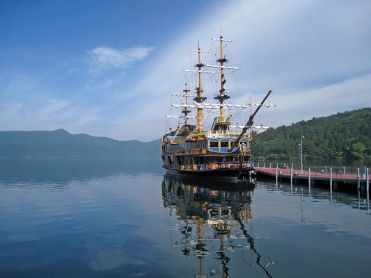 Bateau pirate sur le lac Ashi